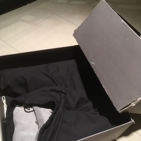 750 Boost Yezzy x Adidas 8.5/10 ready to sell - Picture 2 of 7